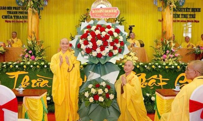Ban Trị sự GHPGVN TP.Đà Nẵng tặng hoa chúc mừng Đại đức tân trụ trì