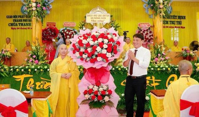 Phó Bí thư Thường trực Đảng ủy xã Nông Sơn Đỗ Đức Huynh tặng hoa chúc mừng
