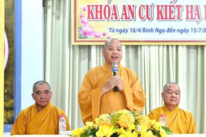 Thượng tọa Thích Tịnh Huệ, Chánh-na trường hạ chia sẻ tại buổi thảo luận chuyên đề