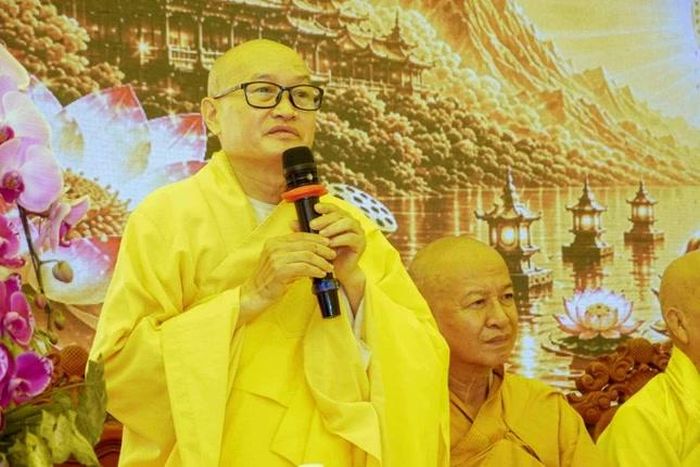 Thượng tọa Thích Chiếu Hiền thay mặt chư tôn đức đạo từ chứng minh