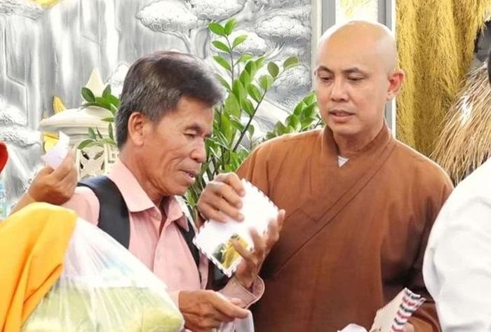 Chia sẻ yêu thương