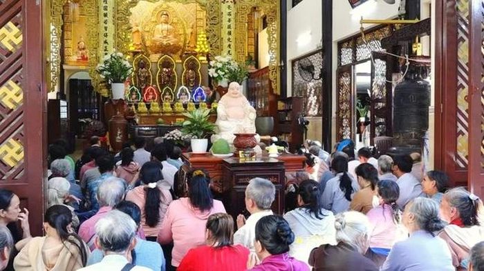 Hướng về ngôi Tam bảo