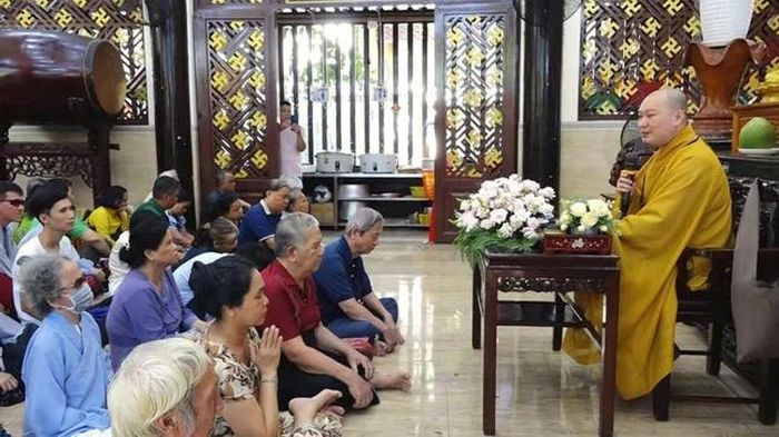 Đại đức Thích Vạn Ngưỡng chia sẻ Phật pháp
