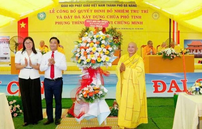 Sở Dân tộc và Tôn giáo TP.Đà Nẵng tặng hoa chúc mừng