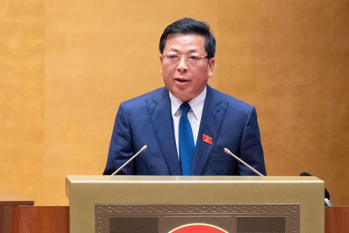 Bộ trưởng Bộ Xây dựng Trần Hồng Minh, thừa ủy quyền của Thủ tướng Chính phủ, trình bày Tờ trình dự án Luật sửa đổi, bổ sung một số điều của Luật Kiến trúc.
