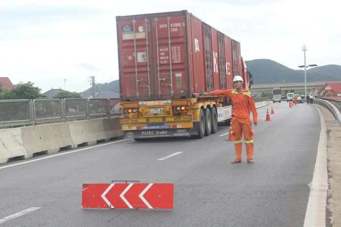 Lực lượng tuần đường dừng xe, thiết lập vùng cảnh báo để thu gom mảnh lốp xe container rơi trên cao tốc Vũng Áng - Bùng. Trên cao tốc, mỗi phút xử lý nhanh hơn đều góp phần giảm nguy cơ ùn tắc và tai nạn thứ cấp.