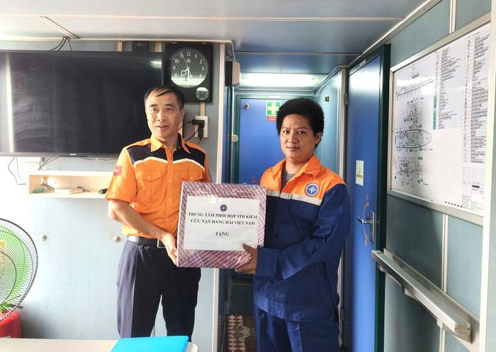 Lãnh đạo Trung tâm Phối hợp tìm kiếm, cứu nạn hàng hải Việt Nam tặng quà động viên tinh thần ngư dân.
