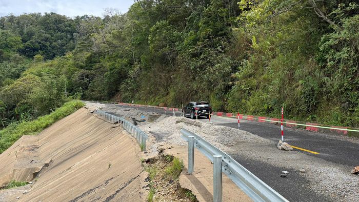 Vị trí sạt trượt tại Km76+800 - Km77+154 sẽ được triển khai sau khi hoàn thành công tác rà phá bom mìn. (Ảnh: Lê Danh).