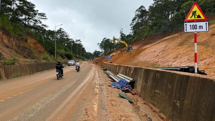 Công tác khắc phục sạt lở tại đoạn Km111+980 – Km112+300 trên QL24, thuộc địa phận xã Măng Đen đang được triển khai. (Ảnh: Lê Danh).