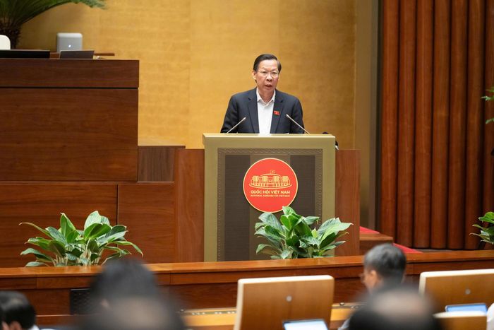 Chủ nhiệm Ủy ban Kinh tế và Tài chính Phan Văn Mãi trình bày Báo cáo thẩm tra. (Ảnh: Media Quốc hội).