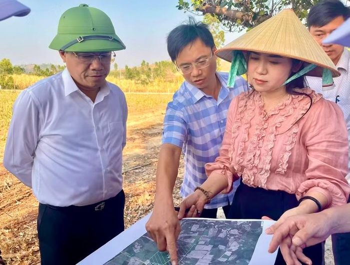 Chủ tịch UBND tỉnh GIa Lai Phạm Anh Tuấn (áo trắng) kiểm tra, khảo sát khu vực quy hoạch triển khai các dự án tại xã Pờ Tó vào đầu tháng 4/2026. (Ảnh: Phương Dung).