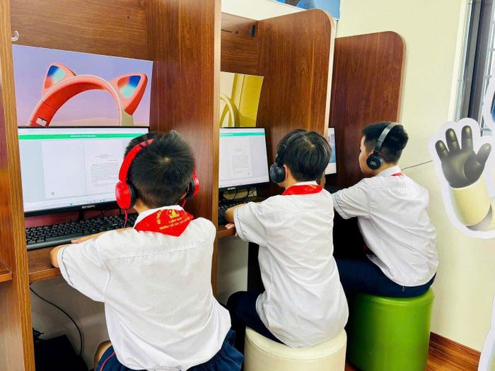 Trẻ em hiện đang tiếp cận internet từ rất sớm, sự đồng hành của gia đình và nhà trường sẽ giúp trẻ sử dụng môi trường số an toàn. (Ảnh: Mai Khôi).