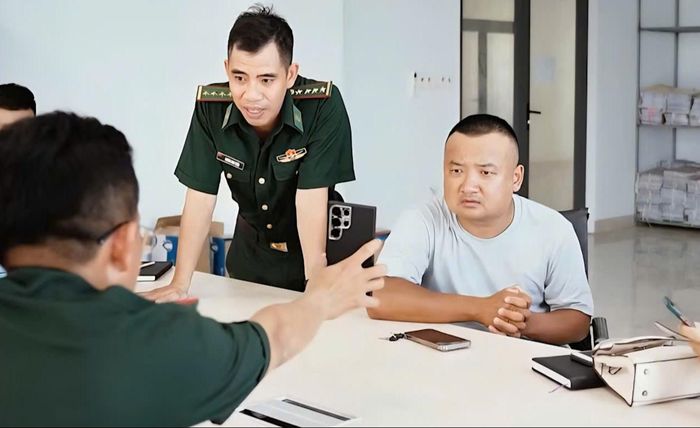 Cơ quan chức năng đặc khu Lý Sơn làm việc với nam du khách.