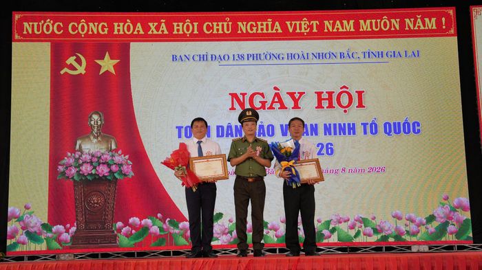 Thượng tướng Đặng Hồng Đức, Ủy viên Trung ương Đảng, Thứ trưởng trao Bằng khen của Bộ Công an cho tập thể và cá nhân có thành tích xuất sắc trong phong trào toàn dân bảo vệ an ninh Tổ quốc.