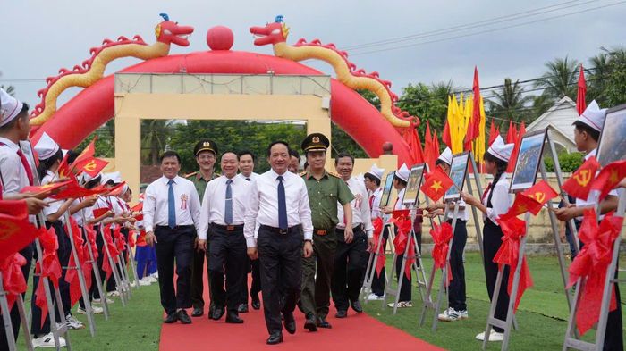 Ủy viên Bộ Chính trị, Bí thư Trung ương Đảng, Trưởng Ban Tuyên giáo Trung ương Trịnh Văn Quyết (đi đầu) làm việc tại phường Hoài Nhơn Bắc (Gia Lai).