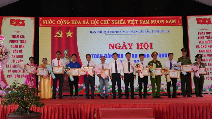 Trao tặng bằng khen cho các tập thể, cá nhân có thành tích, đóng góp xuất sắc trong phong trào toàn dân bảo vệ an ninh Tổ quốc.