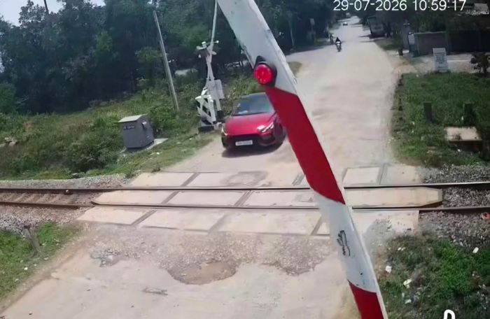Theo quy định tại Nghị định 81/2026/NĐ-CP, người điều khiển ô tô vi phạm vượt đường ngang khi đèn đỏ đã bật sáng sẽ bị phạt tiền từ 18 - 20 triệu đồng và tước quyền sử dụng giấy phép lái xe từ 1 - 3 tháng. (Ảnh: CSGT).