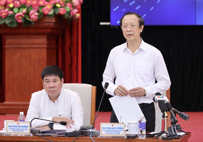 Thứ trưởng Thường trực Bộ GD&ĐT Phạm Ngọc Thưởng phát biểu tại cuộc họp báo sáng ngày 5/8. (Ảnh: MOET).