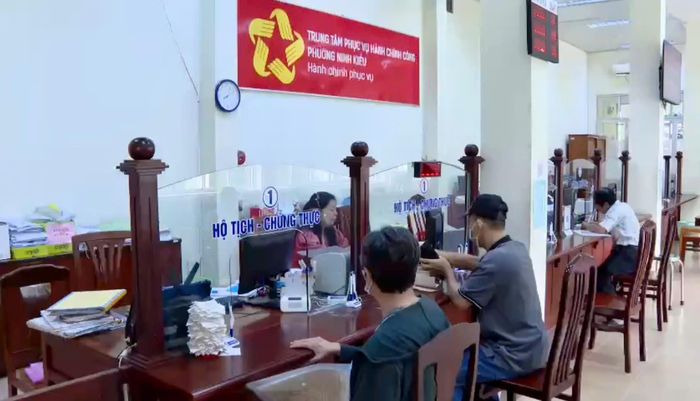 Người dân được hướng dẫn khi thực hiện thủ tục hành chính tại Trung tâm Phục vụ hành chính phường Ninh Kiều.