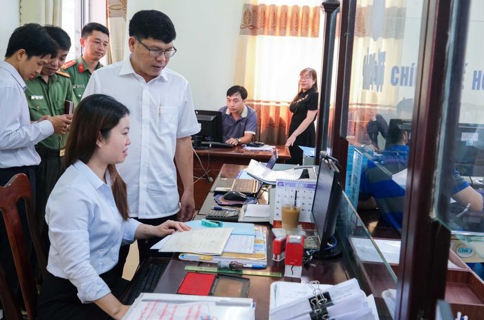 Lãnh đạo UBND phường Tân An, TP Cần Thơ kiểm tra công tác cải cách hành chính tại Trung tâm Phục vụ hành chính công.