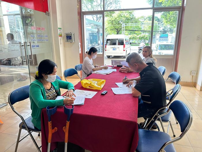 Người dân dễ dàng nhập thông tin sau khi được cán bộ Trung tâm Phục vụ hành chính công hướng dẫn.
