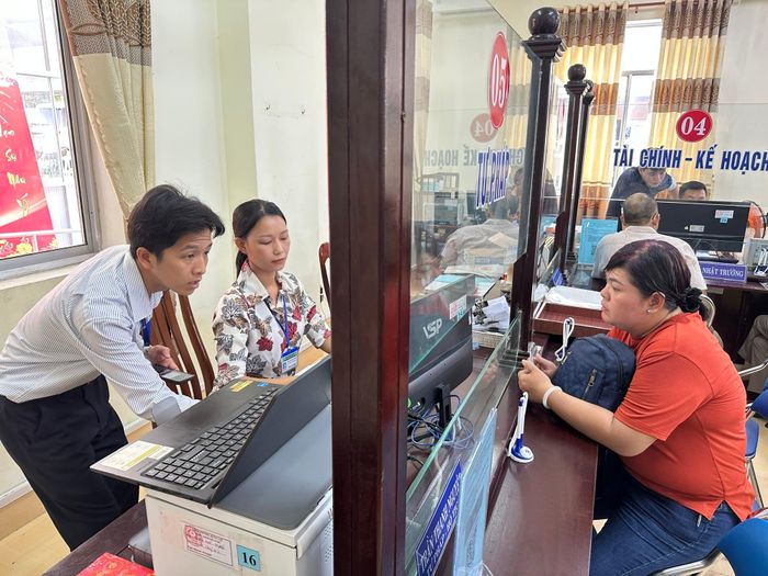 Cán bộ ở Trung tâm Phục vụ hành chính công cập nhật thông tin mới về chính sách, pháp luật hướng dẫn cho người dân.
