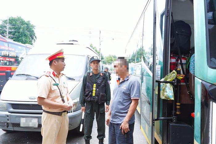 CSGT tăng cường kiểm tra xử lý vi phạm giao thông.