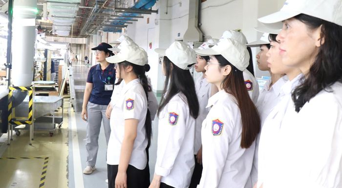 Sinh viên Trường Đại học Hàng hải Việt Nam tham quan, trải nghiệm thực tế sản xuất tại Công ty RORZE ROBOTECH.