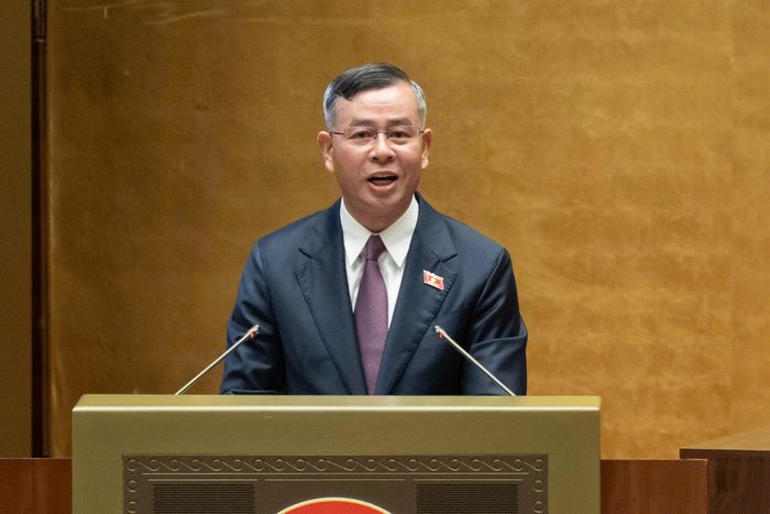 Bộ trưởng Bộ Tài chính Ngô Văn Tuấn tiếp thu, giải trình ý kiến của các đại biểu. Ảnh: Media Quốc hội.