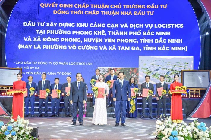 Lãnh đạo tỉnh Bắc Ninh trao quyết định chủ trương đầu tư cho các dự án.