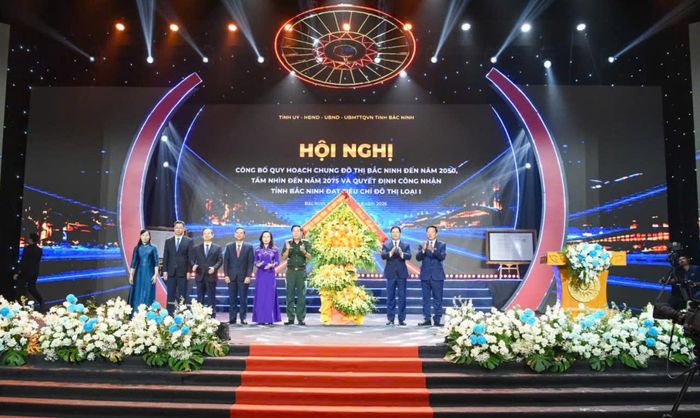 Các đại biểu tặng hoa chúc mừng Đảng bộ, chính quyền và nhân dân tỉnh Bắc Ninh.