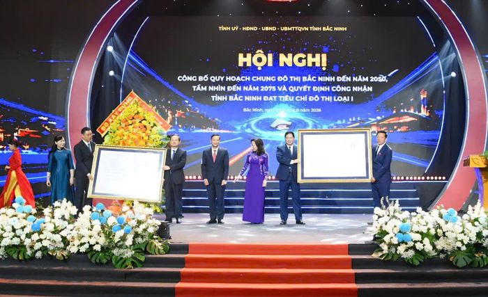 Bộ trưởng Trần Hồng Minh trao các quyết định cho Đảng bộ, chính quyền và nhân dân tỉnh Bắc Ninh.