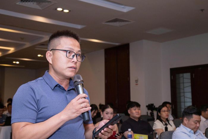 Phóng viên Báo Xây dựng đặt câu hỏi với Ban tổ chức về định hướng phát triển bền vững ngành hàng sầu riêng của tỉnh Đắk Lắk. Ảnh: C.N
