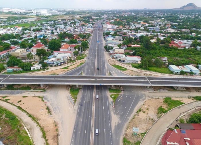 Cầu vượt nút giao QL51 cơ bản hoàn thành.