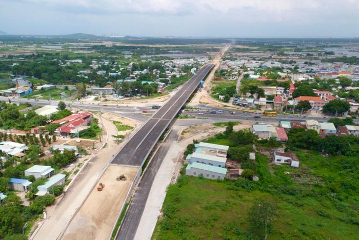 Các nhà thầu tăng tốc thi công để đưa dự án về đích vào tháng 9.
