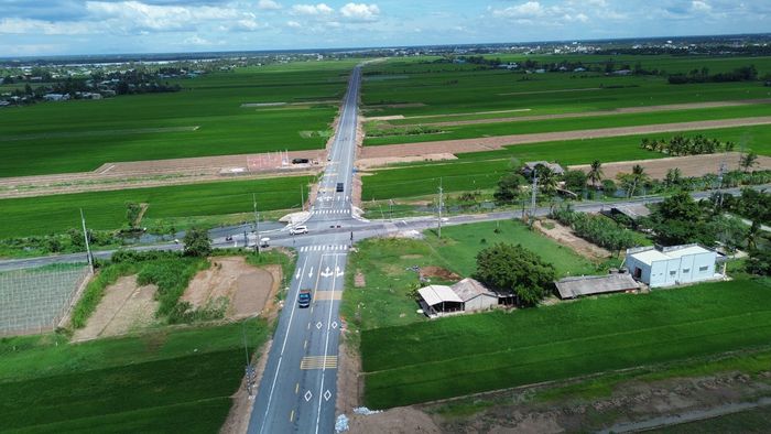 Đường tỉnh 864 chạy dọc sông Tiền, vừa được thông xe cuối tháng 6/2026.