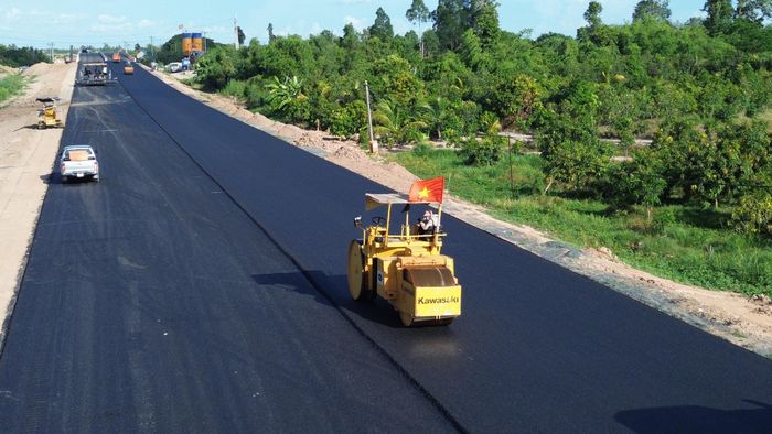 Tỉnh Đồng Tháp đặt mục tiêu đến năm 2030 sẽ có thêm 124km cao tốc. (Trong ảnh thi công thảm nhựa cao tốc Cao Lãnh - An Hữu.
