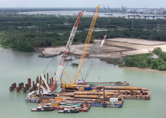 Cầu vượt sông Soài Rạp dài khoảng 920m, sử dụng kết cấu cầu dây văng với nhịp chính dài 360m; có khổ giới hạn thông thuyền rộng 242m và tĩnh không thông thuyền 55m, đáp ứng yêu cầu khai thác của các tàu trọng tải lớn trên tuyến hàng hải. Ngoài cầu Soài Rạp, dự án còn xây dựng cầu vượt sông Tắc Ông Đĩa dài khoảng 140m, sử dụng kết cấu cầu dây văng với dầm chính dạng dàn thép, bảo đảm khổ giới hạn thông thuyền rộng 59m.