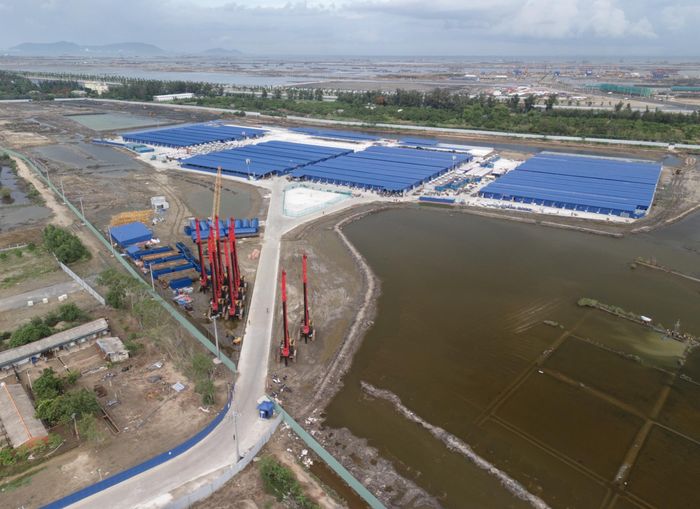 Một trong những hạng mục trọng điểm là khu vực depot Cần Giờ đã được tập kết máy móc. Đây sẽ là nơi tập kết, bảo dưỡng, sửa chữa các đoàn tàu, đồng thời bố trí Trung tâm điều hành khai thác (OCC), giữ vai trò đầu não trong quản lý, vận hành toàn tuyến metro sau khi đưa vào khai thác.