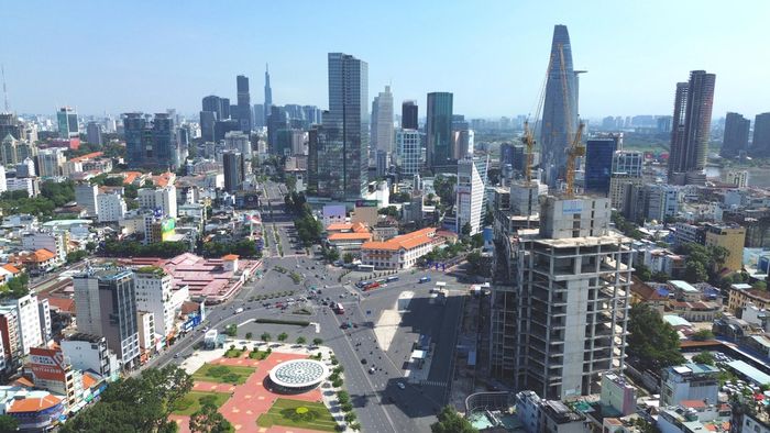 Tuyến đường sắt Bến Thành - Cần Giờ có chiều dài khoảng 53,8km, bắt đầu từ ga Bến Thành (Công viên 23 tháng 9) và kết thúc tại depot Cần Giờ. Tuyến đi qua các phường Bến Thành, Khánh Hội, Xóm Chiếu, Tân Thuận, Tân Mỹ cùng các xã Nhà Bè, Bình Khánh, An Thới Đông và Cần Giờ, kết nối trực tiếp với ga ngầm Bến Thành của tuyến metro số 1.