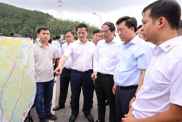 Các đại biểu khảo sát thực địa khu vực triển khai dự án.