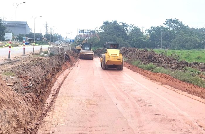 Chủ tịch UBND tỉnh Phú Thọ yêu cầu các xã, các đơn vị xây dựng kế hoạch chi tiết bảo vệ thi công, bảo đảm có mặt bằng đến đâu triển khai thi công ngay đến đó, phấn đấu hoàn thành dự án cải tạo, mở rộng quốc lộ 2 đoạn Vĩnh Yên - Việt Trì trước ngày 31/12/2026.
