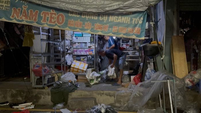 Nhiều tiểu thương cố gắng di tản đồ đạc.