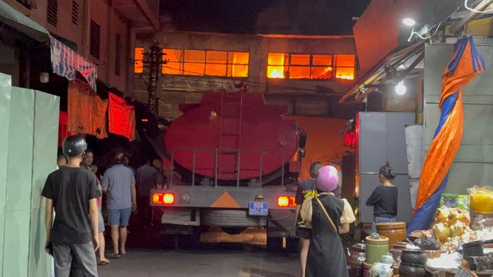 Lực lượng PCCC cố gắng dập lửa.