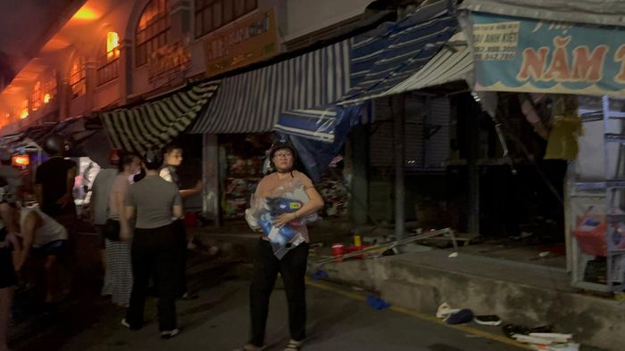 Người dân cố gắng di tản hàng hóa.