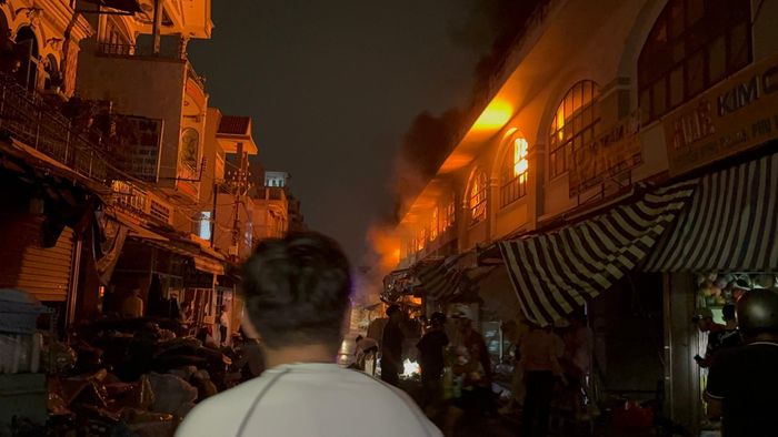 Người dân cố gắng di tản đồ đạc.