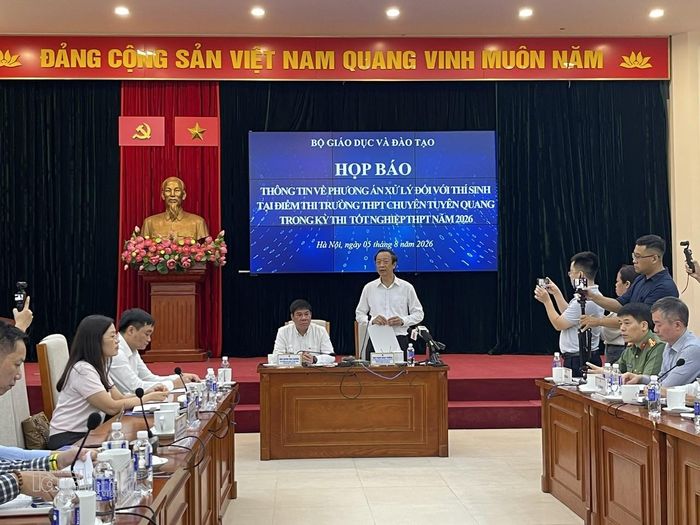 hứ trưởng Thường trực Bộ Giáo dục và Đào tạo Phạm Ngọc Thưởng trao đổi tại buổi họp báo. Ảnh: Mai Tấn