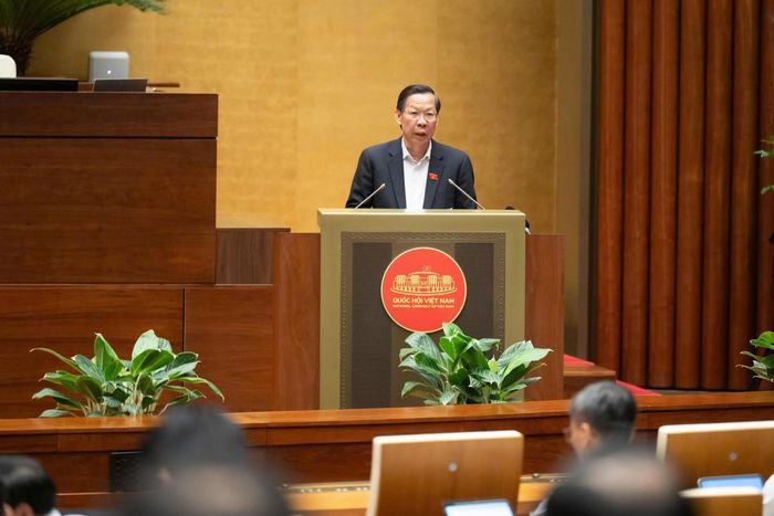 Chủ nhiệm Ủy ban Kinh tế và Tài chính Phan Văn Mãi trình bày báo cáo thẩm tra.