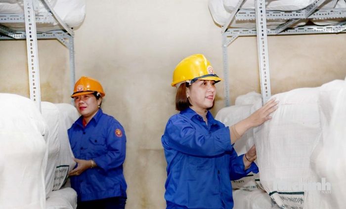 Công tác bảo quản lương thực, thiết bị, vật tư được các thủ kho của Chi cục DTNN khu vực IX thực hiện nghiêm theo các quy chuẩn kỹ thuật quốc gia. Ảnh: Đức Minh