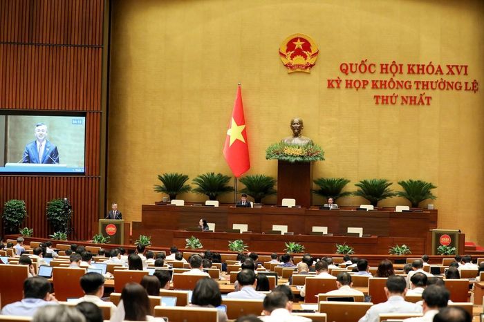 Bộ trưởng Bộ Tài chính Ngô Văn Tuấn giải trình tại phiên họp chiều 5/8. Ảnh: Đức Thanh